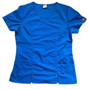 Dickies medical scrub top M blue short sleeve split hem pockets V-neck detailed